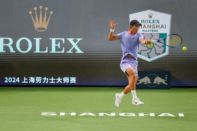 （体育）（3）网球——上海大师赛：商竣程不敌阿尔卡拉斯XxjpseC007341_20241005_PEPFN0A001.jpg