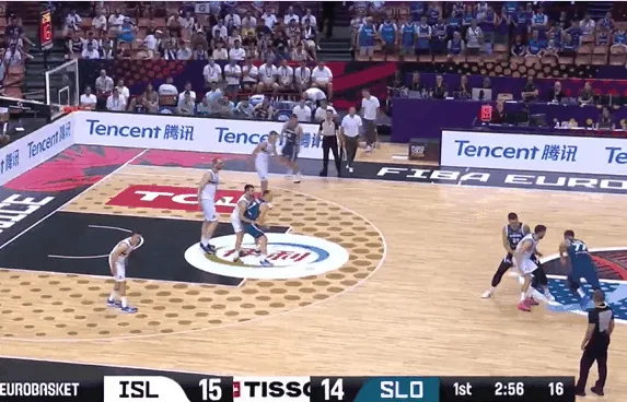 开云APP-东契奇利用身材优势杀至篮下，抛投命中首个运动战进球