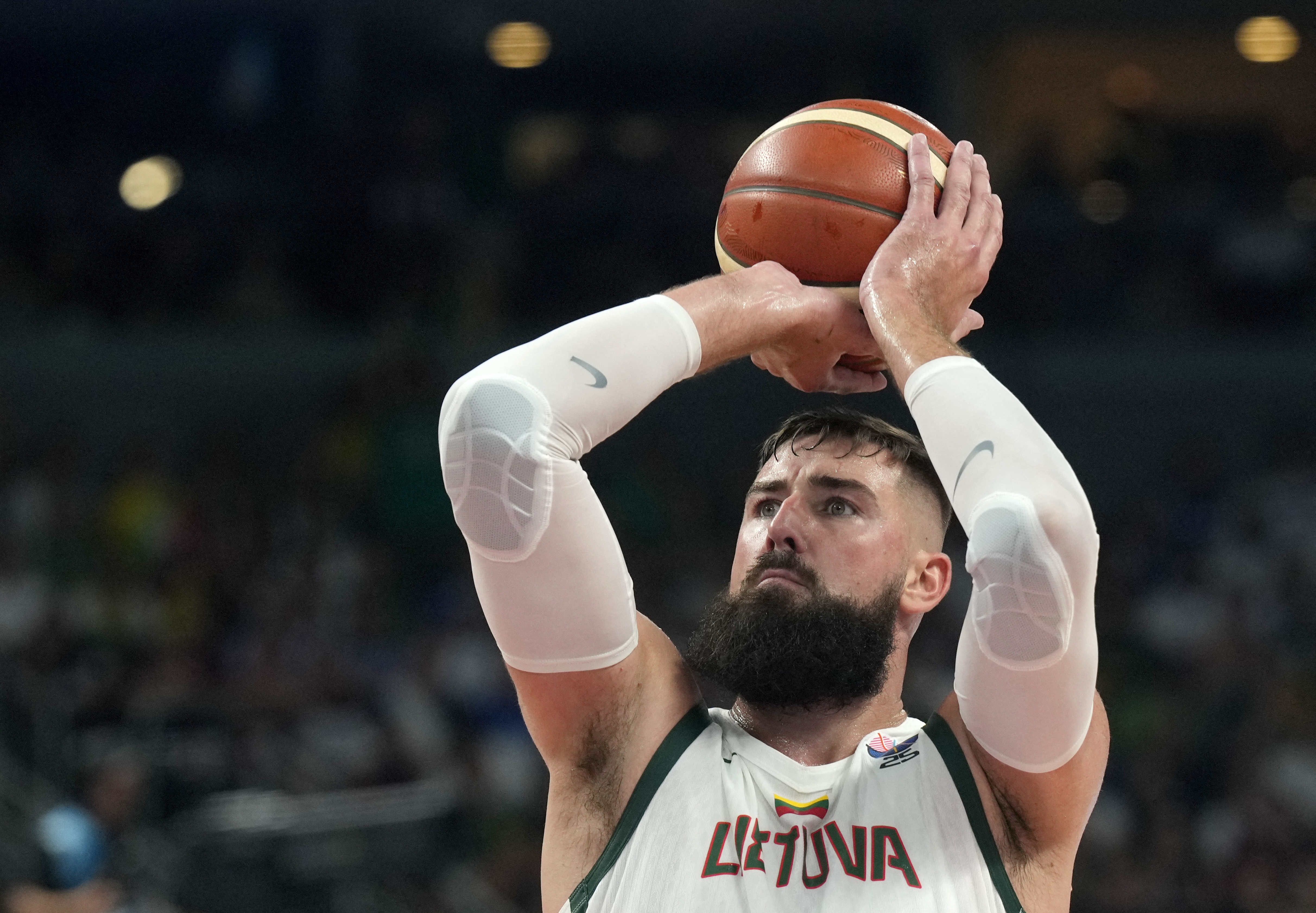 开云体育官网-瓦兰解释频繁冰敷肩膀原因：并非受伤疼痛，仅为预防之举