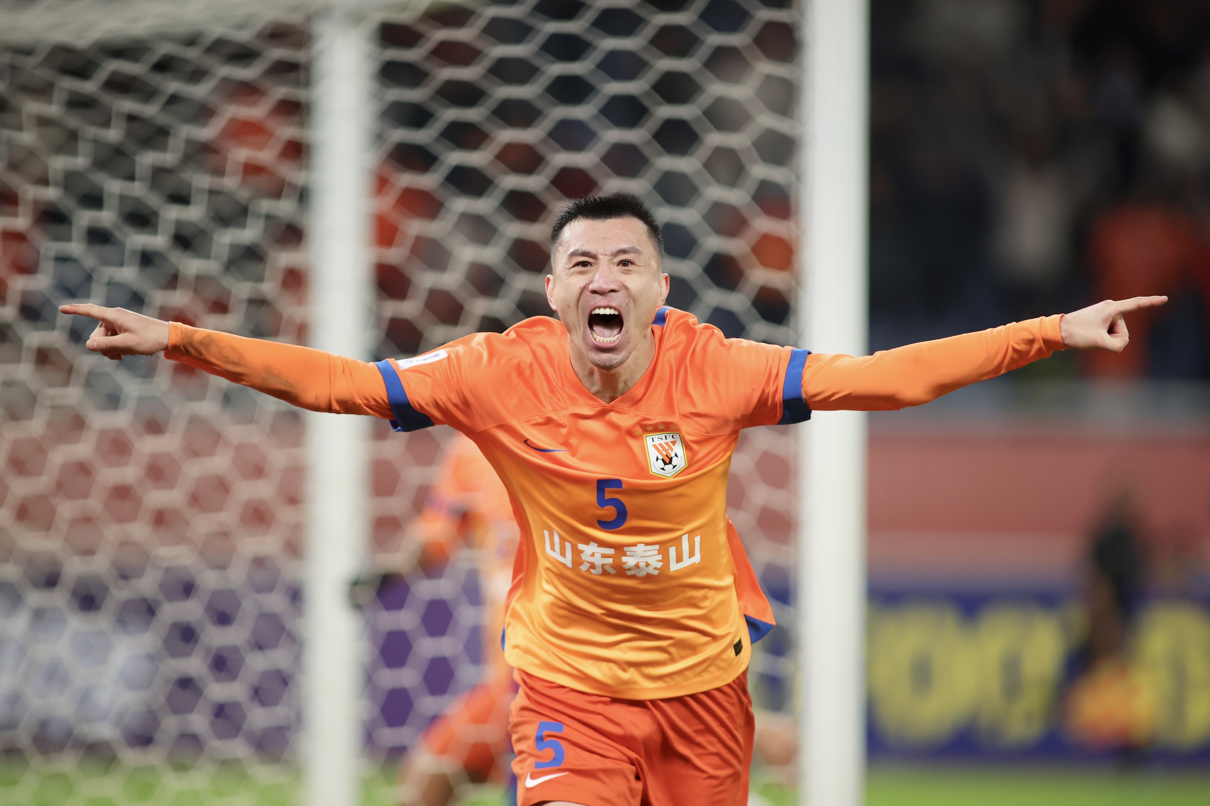 开云-泰山队提前抵沪备战申花，郑铮重返主力阵容